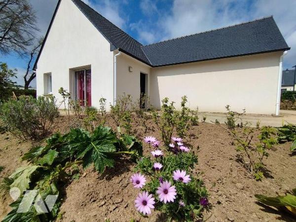 Maison de plain pied de 2015 comprenant une cuisine aménagée et équipée ouverte sur salle/salon...