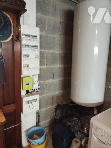 Maison de plain pied de 2015 comprenant une cuisine aménagée et équipée ouverte sur salle/salon...