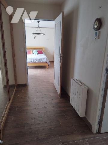 Maison de plain pied de 2015 comprenant une cuisine aménagée et équipée ouverte sur salle/salon...