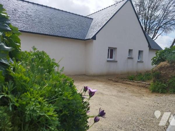 Maison de plain pied de 2015 comprenant une cuisine aménagée et équipée ouverte sur salle/salon...