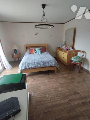 Maison de plain pied de 2015 comprenant une cuisine aménagée et équipée ouverte sur salle/salon...