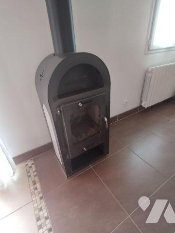 Maison de plain pied de 2015 comprenant une cuisine aménagée et équipée ouverte sur salle/salon...