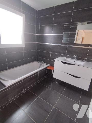 Maison de plain pied de 2015 comprenant une cuisine aménagée et équipée ouverte sur salle/salon...