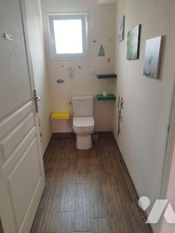 Maison de plain pied de 2015 comprenant une cuisine aménagée et équipée ouverte sur salle/salon...