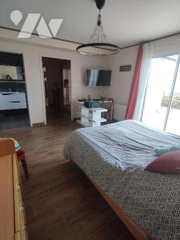 Maison de plain pied de 2015 comprenant une cuisine aménagée et équipée ouverte sur salle/salon...