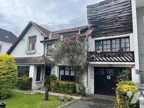 HESDIN, Maison d'habitation - Ensemble immobilier se composant de 3 logements :
Une maison à us...