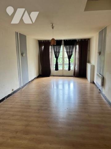 HESDIN, Maison d'habitation - Ensemble immobilier se composant de 3 logements :
Une maison à us...