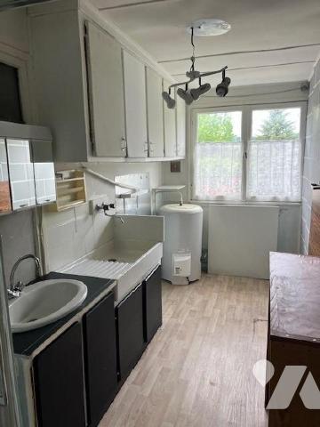 HESDIN, Maison d'habitation - Ensemble immobilier se composant de 3 logements :
Une maison à us...