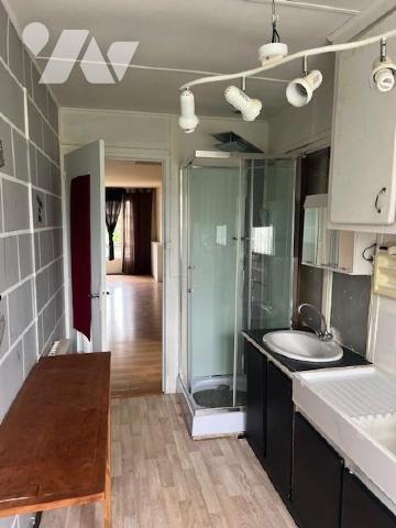 HESDIN, Maison d'habitation - Ensemble immobilier se composant de 3 logements :
Une maison à us...