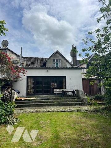 HESDIN, Maison d'habitation - Ensemble immobilier se composant de 3 logements :
Une maison à us...