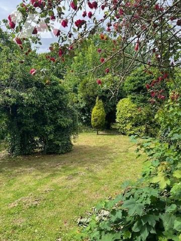 HESDIN, Maison d'habitation - Ensemble immobilier se composant de 3 logements :
Une maison à us...