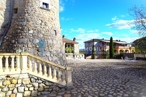 Château
                                                                                                                                                                                                                                                                                                                        73 pièce(s)                                                                                                                                                                                                          37 chambre(s)                                                                                                                                                                                                          1823  m²
