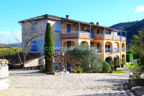 Château
                                                                                                                                                                                                                                                                                                                        73 pièce(s)                                                                                                                                                                                                          37 chambre(s)                                                                                                                                                                                                          1823  m²