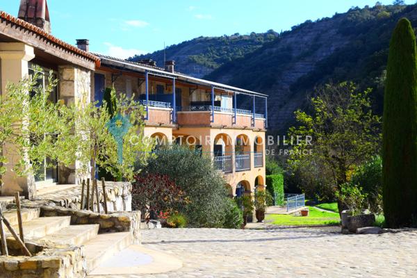 Château
                                                                                                                                                                                                                                                                                                                        73 pièce(s)                                                                                                                                                                                                          37 chambre(s)                                                                                                                                                                                                          1823  m²