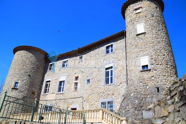 Château
                                                                                                                                                                                                                                                                                                                        73 pièce(s)                                                                                                                                                                                                          37 chambre(s)                                                                                                                                                                                                          1823  m²