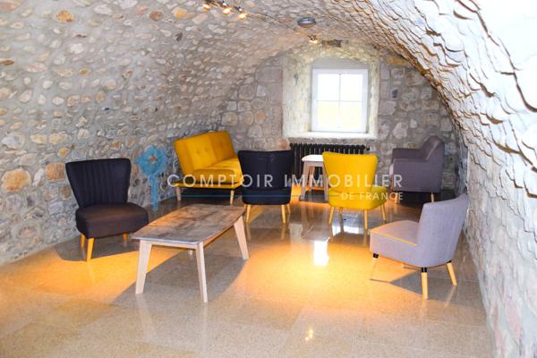 Château
                                                                                                                                                                                                                                                                                                                        73 pièce(s)                                                                                                                                                                                                          37 chambre(s)                                                                                                                                                                                                          1823  m²