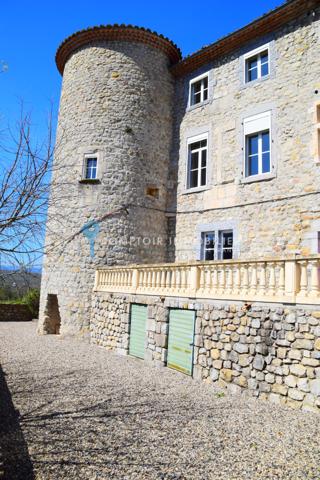 Château
                                                                                                                                                                                                                                                                                                                        73 pièce(s)                                                                                                                                                                                                          37 chambre(s)                                                                                                                                                                                                          1823  m²