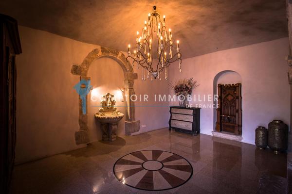 Château
                                                                                                                                                                                                                                                                                                                        73 pièce(s)                                                                                                                                                                                                          37 chambre(s)                                                                                                                                                                                                          1823  m²