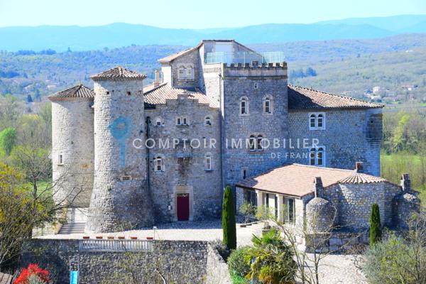 Château
                                                                                                                                                                                                                                                                                                                        73 pièce(s)                                                                                                                                                                                                          37 chambre(s)                                                                                                                                                                                                          1823  m²