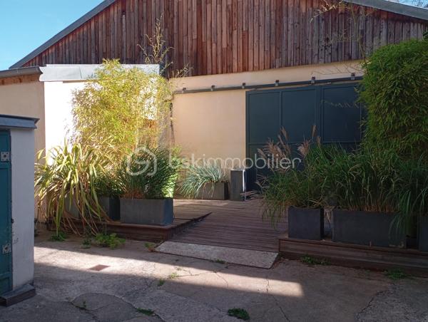 A vendre un studio et une studette tous les deux indépendants, toutes équipées cuisines, fours, frigo, emplacement pour lave linge; douches, 2 WC, rangements. Le studio donne sur une grande cour. ou il y a des attaches vélos. Grands couchages en mezzanine, un canapé lit. Très  Faibles charges. Sol en tomette ainsi que des Fenêtres en PVC  et bardages et volets en bois. Une cave  complète les 2 biens.
Situés au cœur de Montrouge, Ville calme, festivités toute l' année; marché ainsi que beaucoup de crèches, d' écoles, lycées, parcs. 
Commerces, restaurants et transports à proximité. Bus, métro L4, T6. 
Idéal couple, étudiant, investisseur.