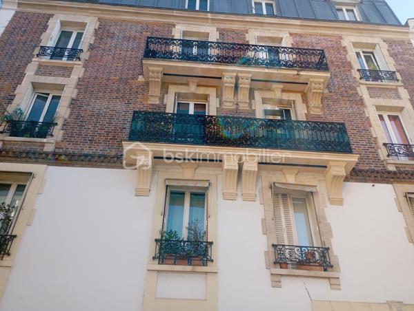 A vendre un studio et une studette tous les deux indépendants, toutes équipées cuisines, fours, frigo, emplacement pour lave linge; douches, 2 WC, rangements. Le studio donne sur une grande cour. ou il y a des attaches vélos. Grands couchages en mezzanine, un canapé lit. Très  Faibles charges. Sol en tomette ainsi que des Fenêtres en PVC  et bardages et volets en bois. Une cave  complète les 2 biens.
Situés au cœur de Montrouge, Ville calme, festivités toute l' année; marché ainsi que beaucoup de crèches, d' écoles, lycées, parcs. 
Commerces, restaurants et transports à proximité. Bus, métro L4, T6. 
Idéal couple, étudiant, investisseur.