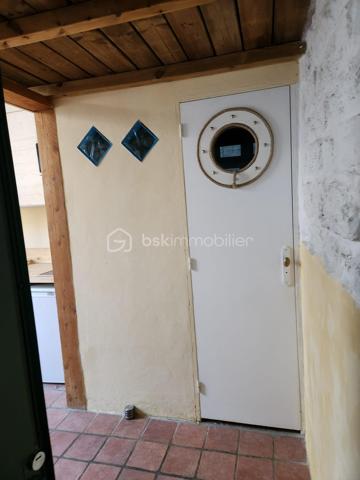 A vendre un studio et une studette tous les deux indépendants, toutes équipées cuisines, fours, frigo, emplacement pour lave linge; douches, 2 WC, rangements. Le studio donne sur une grande cour. ou il y a des attaches vélos. Grands couchages en mezzanine, un canapé lit. Très  Faibles charges. Sol en tomette ainsi que des Fenêtres en PVC  et bardages et volets en bois. Une cave  complète les 2 biens.
Situés au cœur de Montrouge, Ville calme, festivités toute l' année; marché ainsi que beaucoup de crèches, d' écoles, lycées, parcs. 
Commerces, restaurants et transports à proximité. Bus, métro L4, T6. 
Idéal couple, étudiant, investisseur.