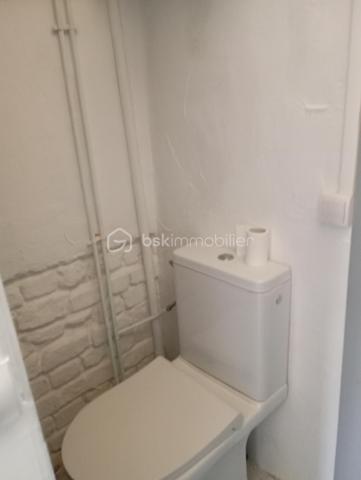 A vendre un studio et une studette tous les deux indépendants, toutes équipées cuisines, fours, frigo, emplacement pour lave linge; douches, 2 WC, rangements. Le studio donne sur une grande cour. ou il y a des attaches vélos. Grands couchages en mezzanine, un canapé lit. Très  Faibles charges. Sol en tomette ainsi que des Fenêtres en PVC  et bardages et volets en bois. Une cave  complète les 2 biens.
Situés au cœur de Montrouge, Ville calme, festivités toute l' année; marché ainsi que beaucoup de crèches, d' écoles, lycées, parcs. 
Commerces, restaurants et transports à proximité. Bus, métro L4, T6. 
Idéal couple, étudiant, investisseur.