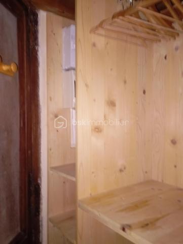 A vendre un studio et une studette tous les deux indépendants, toutes équipées cuisines, fours, frigo, emplacement pour lave linge; douches, 2 WC, rangements. Le studio donne sur une grande cour. ou il y a des attaches vélos. Grands couchages en mezzanine, un canapé lit. Très  Faibles charges. Sol en tomette ainsi que des Fenêtres en PVC  et bardages et volets en bois. Une cave  complète les 2 biens.
Situés au cœur de Montrouge, Ville calme, festivités toute l' année; marché ainsi que beaucoup de crèches, d' écoles, lycées, parcs. 
Commerces, restaurants et transports à proximité. Bus, métro L4, T6. 
Idéal couple, étudiant, investisseur.