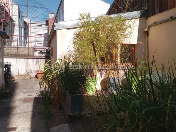 A vendre un studio et une studette tous les deux indépendants, toutes équipées cuisines, fours, frigo, emplacement pour lave linge; douches, 2 WC, rangements. Le studio donne sur une grande cour. ou il y a des attaches vélos. Grands couchages en mezzanine, un canapé lit. Très  Faibles charges. Sol en tomette ainsi que des Fenêtres en PVC  et bardages et volets en bois. Une cave  complète les 2 biens.
Situés au cœur de Montrouge, Ville calme, festivités toute l' année; marché ainsi que beaucoup de crèches, d' écoles, lycées, parcs. 
Commerces, restaurants et transports à proximité. Bus, métro L4, T6. 
Idéal couple, étudiant, investisseur.