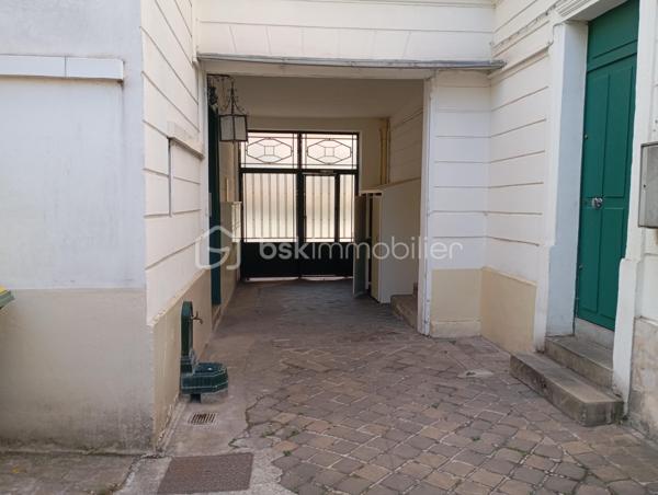 A vendre un studio et une studette tous les deux indépendants, toutes équipées cuisines, fours, frigo, emplacement pour lave linge; douches, 2 WC, rangements. Le studio donne sur une grande cour. ou il y a des attaches vélos. Grands couchages en mezzanine, un canapé lit. Très  Faibles charges. Sol en tomette ainsi que des Fenêtres en PVC  et bardages et volets en bois. Une cave  complète les 2 biens.
Situés au cœur de Montrouge, Ville calme, festivités toute l' année; marché ainsi que beaucoup de crèches, d' écoles, lycées, parcs. 
Commerces, restaurants et transports à proximité. Bus, métro L4, T6. 
Idéal couple, étudiant, investisseur.