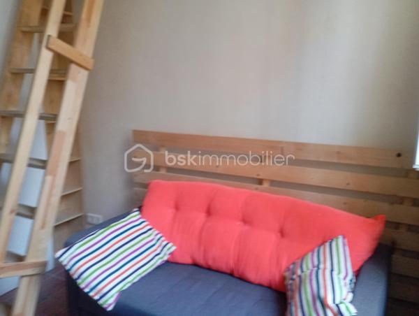 A vendre un studio et une studette tous les deux indépendants, toutes équipées cuisines, fours, frigo, emplacement pour lave linge; douches, 2 WC, rangements. Le studio donne sur une grande cour. ou il y a des attaches vélos. Grands couchages en mezzanine, un canapé lit. Très  Faibles charges. Sol en tomette ainsi que des Fenêtres en PVC  et bardages et volets en bois. Une cave  complète les 2 biens.
Situés au cœur de Montrouge, Ville calme, festivités toute l' année; marché ainsi que beaucoup de crèches, d' écoles, lycées, parcs. 
Commerces, restaurants et transports à proximité. Bus, métro L4, T6. 
Idéal couple, étudiant, investisseur.