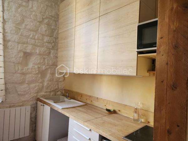 A vendre un studio et une studette tous les deux indépendants, toutes équipées cuisines, fours, frigo, emplacement pour lave linge; douches, 2 WC, rangements. Le studio donne sur une grande cour. ou il y a des attaches vélos. Grands couchages en mezzanine, un canapé lit. Très  Faibles charges. Sol en tomette ainsi que des Fenêtres en PVC  et bardages et volets en bois. Une cave  complète les 2 biens.
Situés au cœur de Montrouge, Ville calme, festivités toute l' année; marché ainsi que beaucoup de crèches, d' écoles, lycées, parcs. 
Commerces, restaurants et transports à proximité. Bus, métro L4, T6. 
Idéal couple, étudiant, investisseur.
