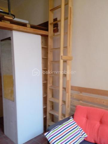 A vendre un studio et une studette tous les deux indépendants, toutes équipées cuisines, fours, frigo, emplacement pour lave linge; douches, 2 WC, rangements. Le studio donne sur une grande cour. ou il y a des attaches vélos. Grands couchages en mezzanine, un canapé lit. Très  Faibles charges. Sol en tomette ainsi que des Fenêtres en PVC  et bardages et volets en bois. Une cave  complète les 2 biens.
Situés au cœur de Montrouge, Ville calme, festivités toute l' année; marché ainsi que beaucoup de crèches, d' écoles, lycées, parcs. 
Commerces, restaurants et transports à proximité. Bus, métro L4, T6. 
Idéal couple, étudiant, investisseur.