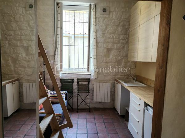 A vendre un studio et une studette tous les deux indépendants, toutes équipées cuisines, fours, frigo, emplacement pour lave linge; douches, 2 WC, rangements. Le studio donne sur une grande cour. ou il y a des attaches vélos. Grands couchages en mezzanine, un canapé lit. Très  Faibles charges. Sol en tomette ainsi que des Fenêtres en PVC  et bardages et volets en bois. Une cave  complète les 2 biens.
Situés au cœur de Montrouge, Ville calme, festivités toute l' année; marché ainsi que beaucoup de crèches, d' écoles, lycées, parcs. 
Commerces, restaurants et transports à proximité. Bus, métro L4, T6. 
Idéal couple, étudiant, investisseur.