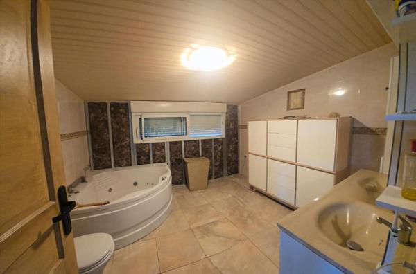 MAISON COMPRENANT 2 APPARTEMENTS