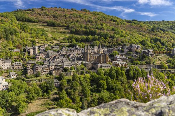 Conques (12320) Conques en Rouergue, plus beau village du monde, superbe maison à colombages, jardin arboré 1000m²