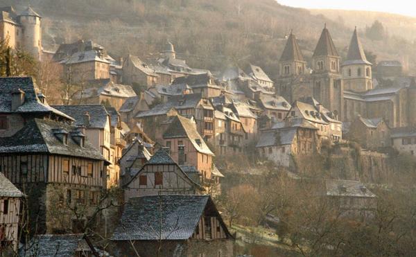 Conques (12320) Conques en Rouergue, plus beau village du monde, superbe maison à colombages, jardin arboré 1000m²