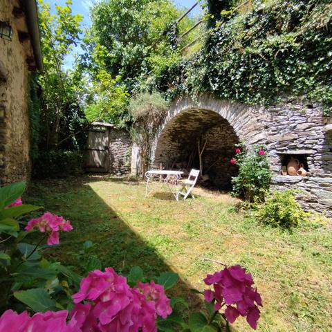 Conques (12320) Conques en Rouergue, plus beau village du monde, superbe maison à colombages, jardin arboré 1000m²