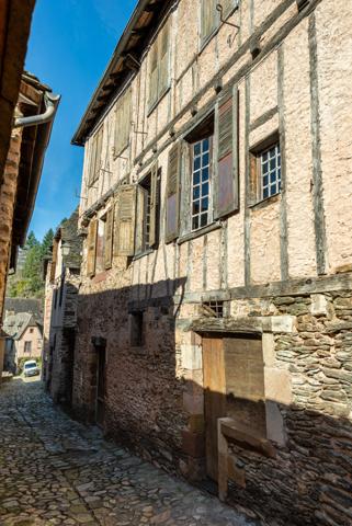 Conques (12320) Conques en Rouergue, plus beau village du monde, superbe maison à colombages, jardin arboré 1000m²