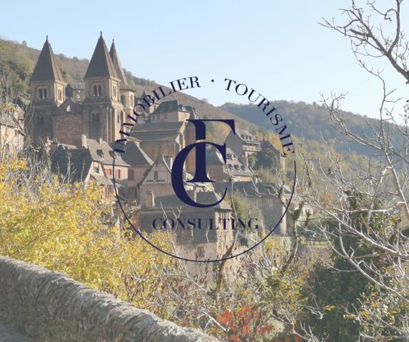 Conques (12320) Conques en Rouergue, plus beau village du monde, superbe maison à colombages, jardin arboré 1000m²