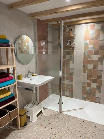 Maison de 220 m2 à Gizay avec deux logements indépendants, 5 chambres, jardin, piscine