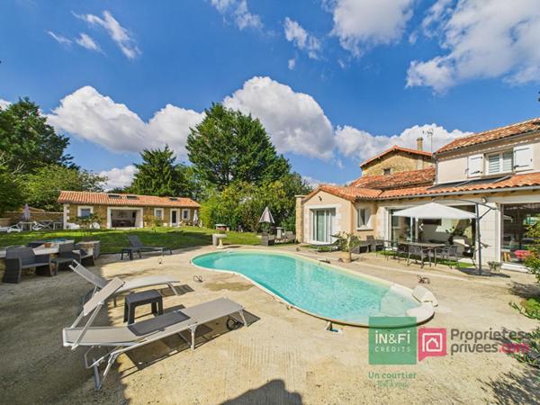 Maison de 220 m2 à Gizay avec deux logements indépendants, 5 chambres, jardin, piscine