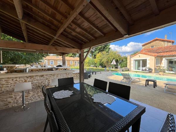 Maison de 220 m2 à Gizay avec deux logements indépendants, 5 chambres, jardin, piscine