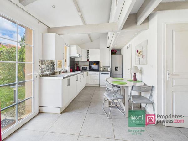 Maison de 220 m2 à Gizay avec deux logements indépendants, 5 chambres, jardin, piscine
