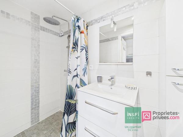 Maison de 220 m2 à Gizay avec deux logements indépendants, 5 chambres, jardin, piscine