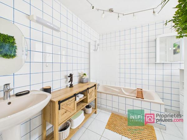 Maison de 220 m2 à Gizay avec deux logements indépendants, 5 chambres, jardin, piscine