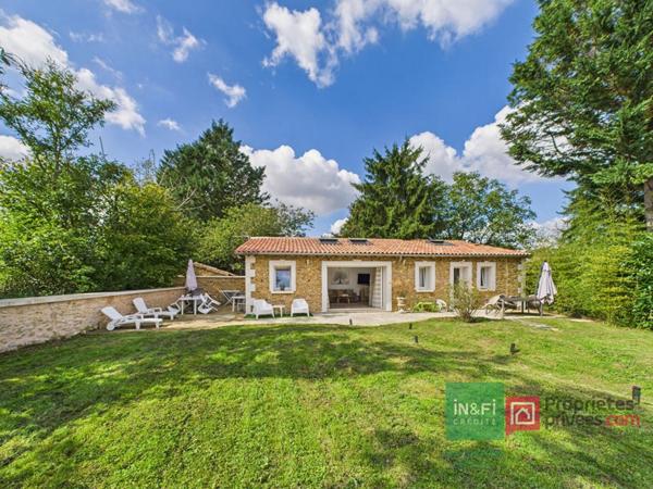 Maison de 220 m2 à Gizay avec deux logements indépendants, 5 chambres, jardin, piscine