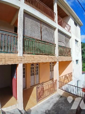 A vendre à Tivoli Post Colon(Martinique), un immeuble de 5 appartements. Surface habitable: 357,23m²