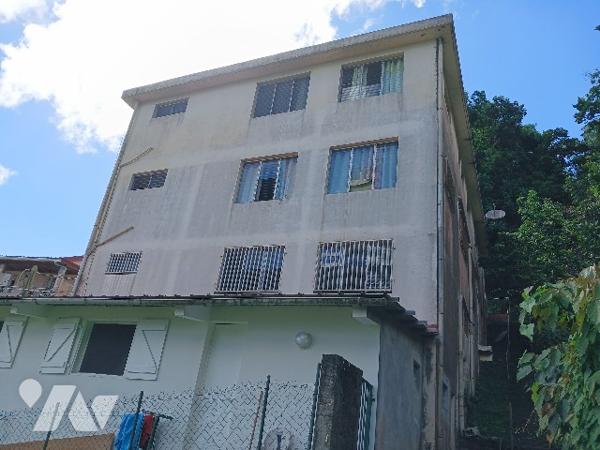 A vendre à Tivoli Post Colon(Martinique), un immeuble de 5 appartements. Surface habitable: 357,23m²