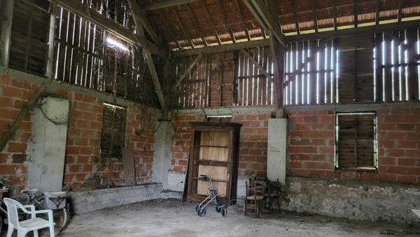 24400 fermette proche  Mussidan : maison , 2 granges , hangar tabac et hangar sur 8000 m²